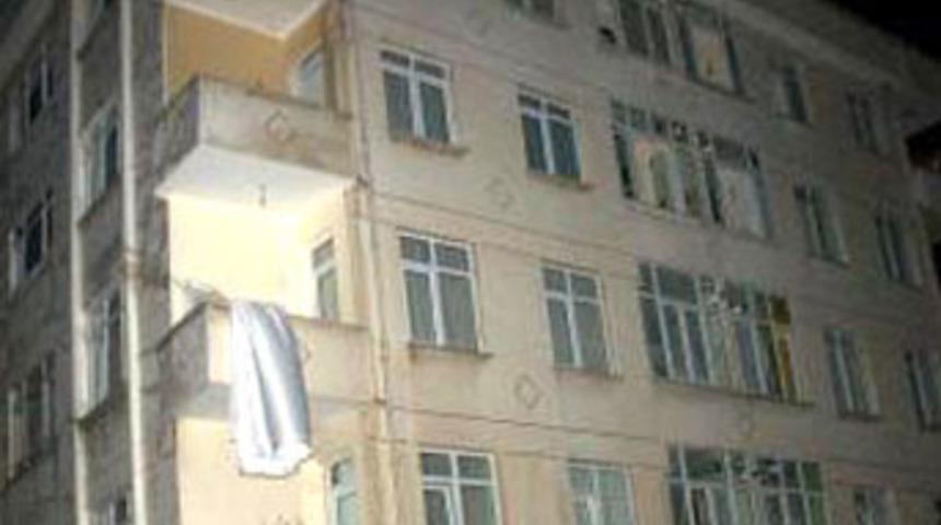 Annesini d&ouml;ven babasını &ouml;ld&uuml;rd&uuml;