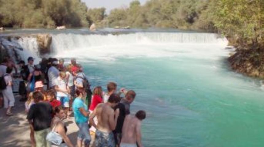 Manavgat Şelalesi'ne serinlemek i&ccedil;in atlayışlar &ouml;l&uuml;mle bitiyor