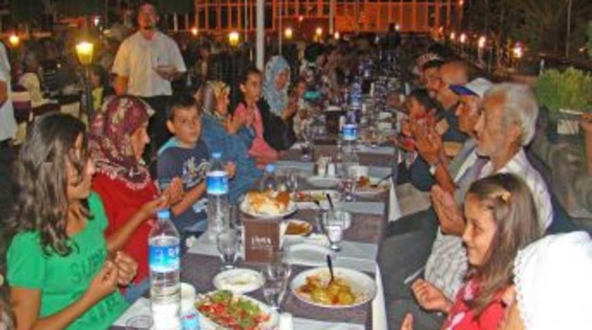 Belediye fakir ailelere iftar verdi
