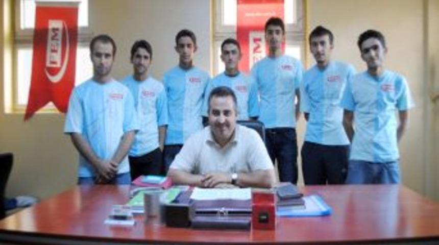 Hakkari FEM Dershanesi 215 &ouml;ğrencisini &uuml;niversiteli yaptı