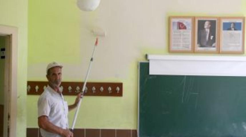 Ka&ccedil;ak kat &ccedil;ıktı, 5 aylık cezasını okul binasını boyayarak &ccedil;ekiyor