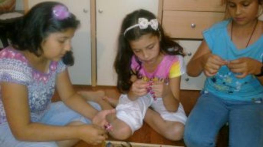 Har&ccedil;lıkları ile aldıkları malzemeden takı yapıp, parasını Somali'ye g&ouml;nderdiler