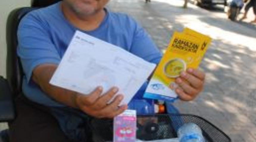 Y&uuml;r&uuml;me engelli vatandaş, mendil satarak kazandığı 20 lirayı Somali'ye g&ouml;nderdi