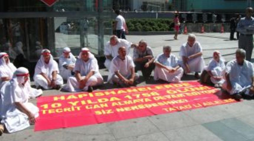 TAYAD&rsquo;lı ailelerden kefenli protesto