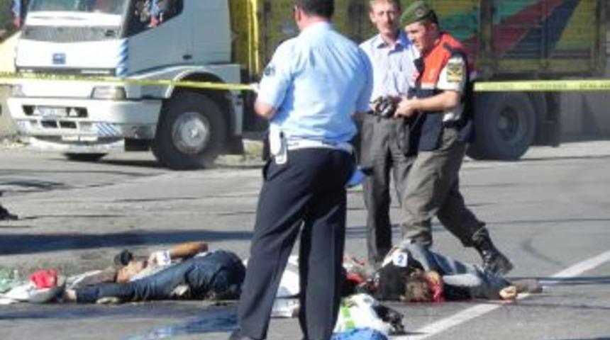 Kamyon motosikletle &ccedil;arpıştı: 2 &ouml;l&uuml;