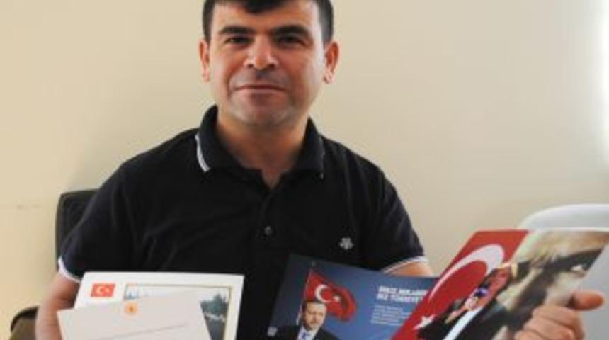 15 yıldır siyasi parti liderlerinin bayramını tebrik kartı g&ouml;ndererek kutluyor