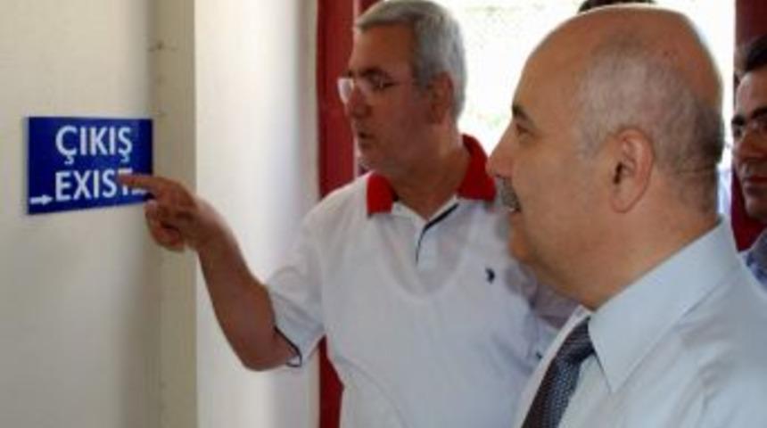 'Exit' yerine 'Exist' levhası yıllardır turistlere y&ouml;n verdi