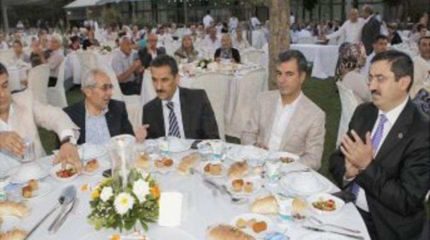 Şehit yakınları, STK&lsquo;lar ve Diyanet g&ouml;revlileri iftar yemeğinde buluştu