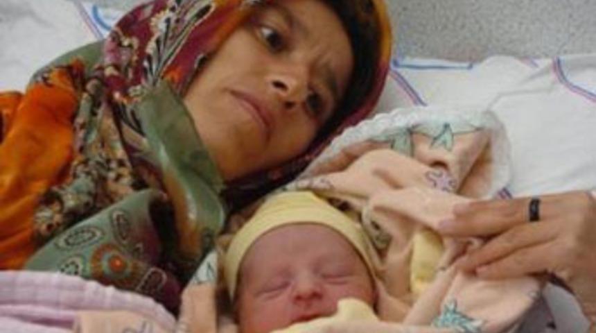 Takla atan ara&ccedil;tan &ccedil;ıkıp doğum yaptı
