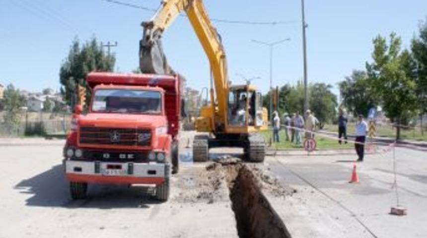 Sivas&rsquo;ta i&ccedil;me suyu boru hattı yenileme &ccedil;alışmaları s&uuml;r&uuml;yor