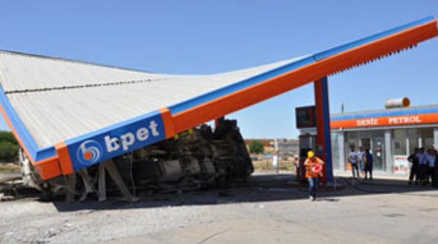 Beton mikseri akaryakıt istasyona daldı