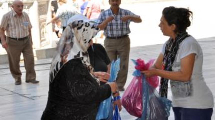 Selimiye Camii poşet&ccedil;i ve boncuk&ccedil;ulardan temizlenemiyor