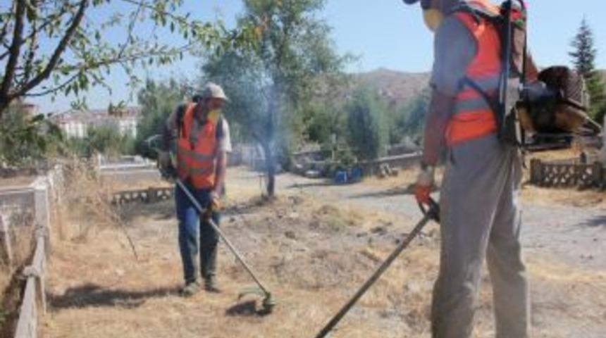 Mezarlıklar, bayrama hazırlanıyor