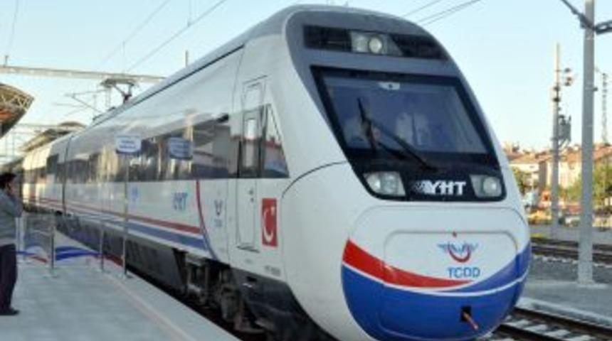 YHT&rsquo;ye ilk g&uuml;n yoğun ilgi olunca yolcular ayakta seyahat etti