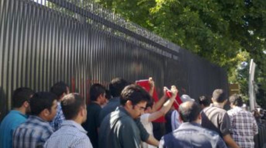 ABD B&uuml;y&uuml;kel&ccedil;iliği &ouml;n&uuml;nde eylem yapan İP'lilere m&uuml;dahale: 26 g&ouml;zaltı