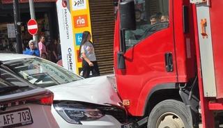 Otomobil park halindeki kamyonete &ccedil;arptı: 1 yaralı