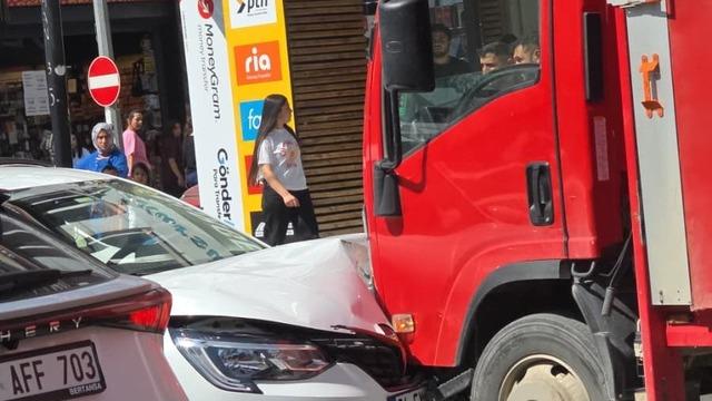 Otomobil park halindeki kamyonete çarptı: 1 yaralı