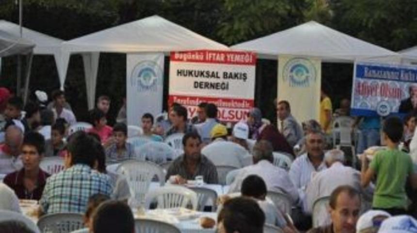 Hukuksal Bakış Derneği &uuml;yesi avukatlar halkla iftar yemeğinde buluştu