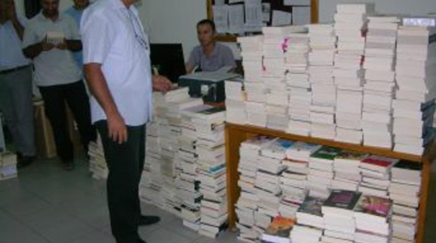 Anamur'da korsan kitap operasyonu