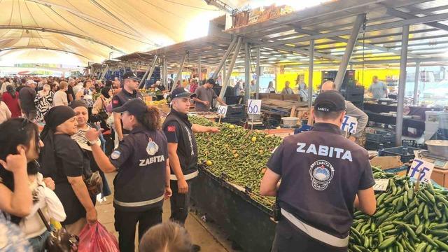Zabıta ekiplerinden halk pazarında sıkı denetim 1