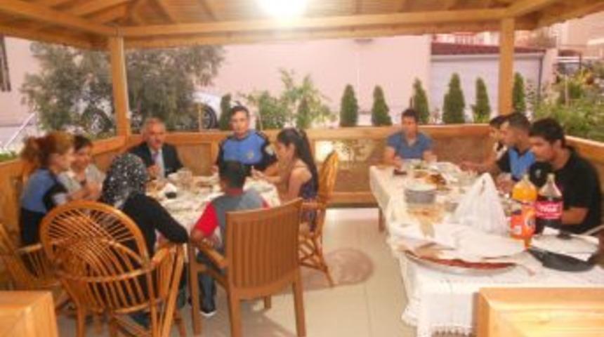 Emniyet M&uuml;d&uuml;r&uuml; Kılı&ccedil;, sofrasını Antakyalılara a&ccedil;tı