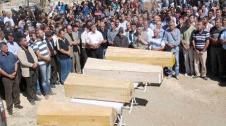 Kazada &ouml;len anne ve 3 &ccedil;ocuğu tek mezarda yan yana defnedildi