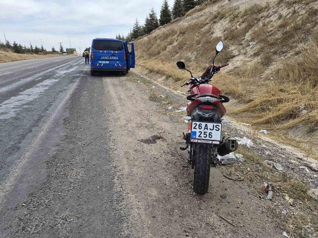 Tekeri kilitlenen motosikletten düşen sürücü yaralandı 1