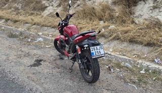 Tekeri kilitlenen motosikletten d&uuml;şen s&uuml;r&uuml;c&uuml; yaralandı