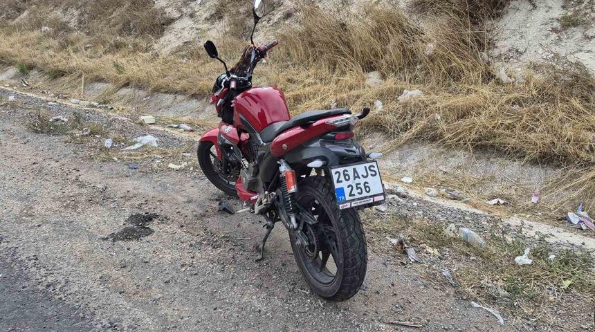 Tekeri kilitlenen motosikletten d&uuml;şen s&uuml;r&uuml;c&uuml; yaralandı