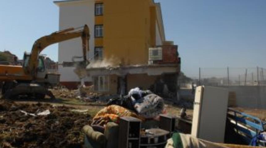 Okul bah&ccedil;esinde kalan ka&ccedil;ak inşaat yıkıldı