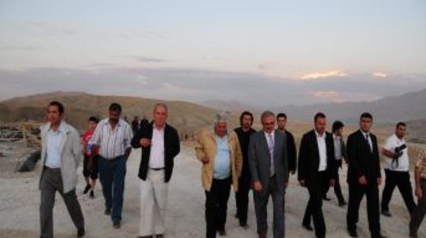 Vali Karaloğlu: Van'ın en &ouml;nemli yatırımı bir &ccedil;evre yolu