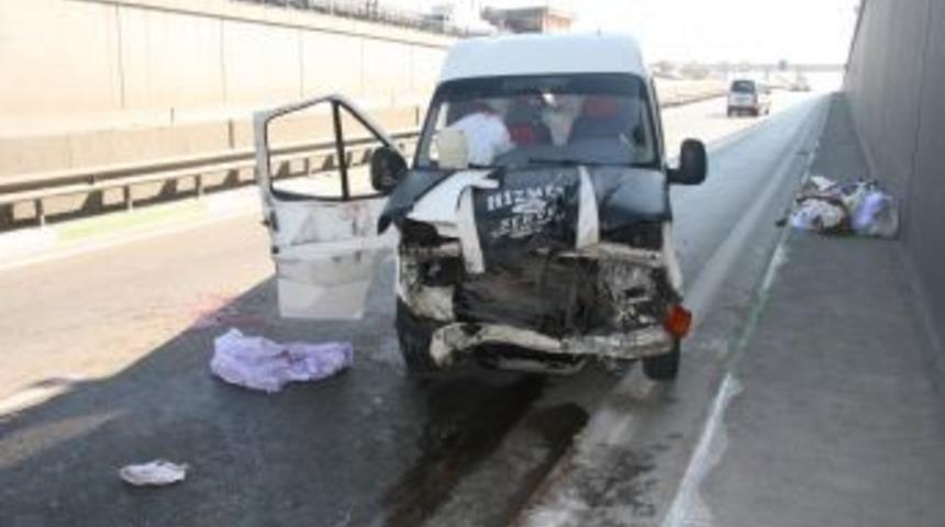 Pazarcı minib&uuml;s&uuml; kaza yaptı, baba ve 2 oğlu yaralandı