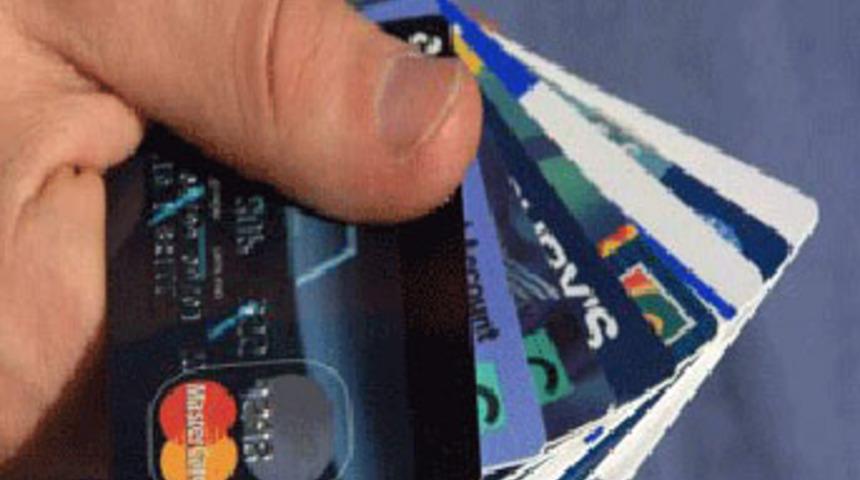 Eşinin kredi kartlarının alınmasını istedi