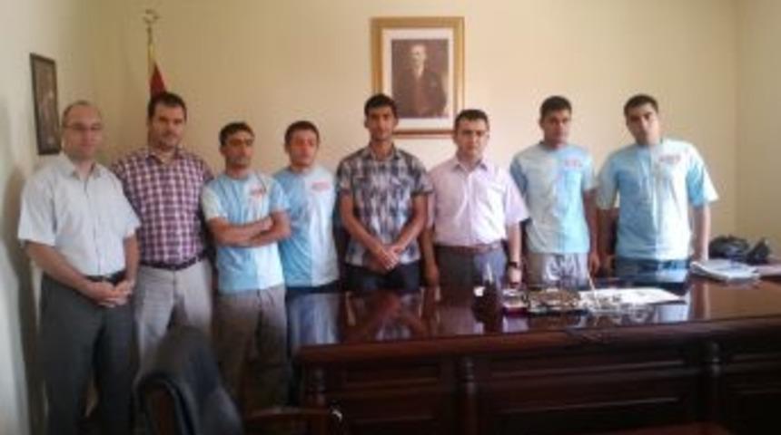 Derik Sur&Fem ile &uuml;niversiteyi kazananlar Kaymakam Avcı&rsquo;yı ziyaret etti