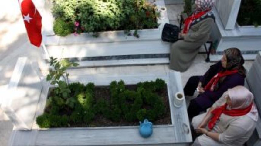 Şehit aileleri, Kandil'de &ccedil;ocuklarının kabrine koştu