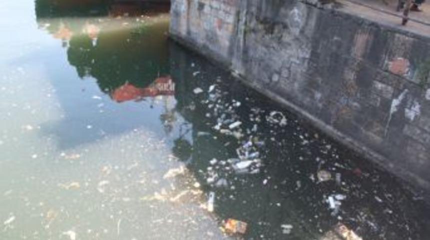 Esnafın dereye attığı &ccedil;&ouml;pler limanı katlediyor