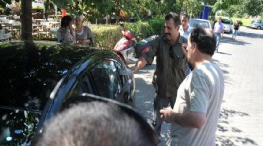 Ara&ccedil; i&ccedil;inde kilitli kalan &ccedil;ocuk arabanın camı kırılarak kurtarıldı