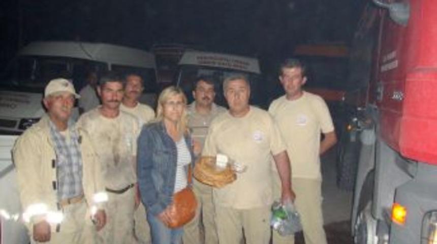 Kahraman ormancılar, v&uuml;cutlarıyla ateşe set oluyor