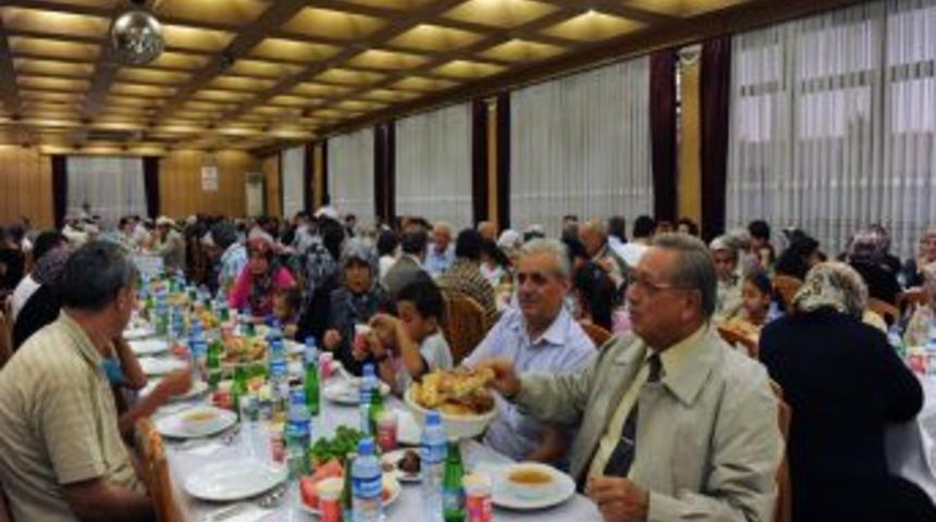 Vali &Ccedil;ift&ccedil;i'den şehit ve gazilere iftar yemeği