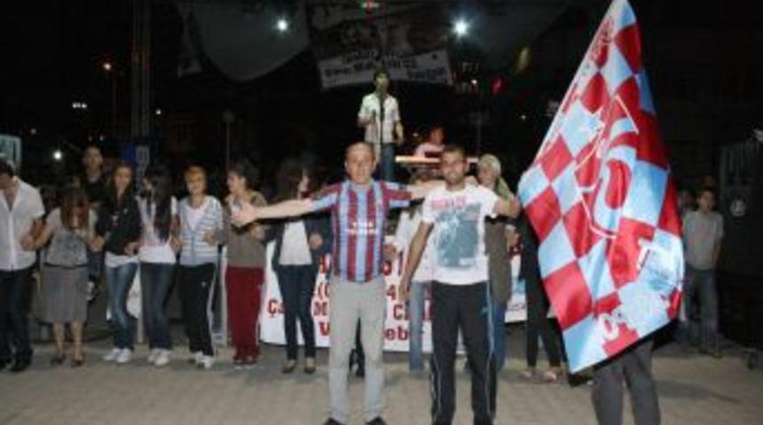 UEFA'nın Trabzonspor kararını, Vakfıkebirliler horon oynanarak kutladı