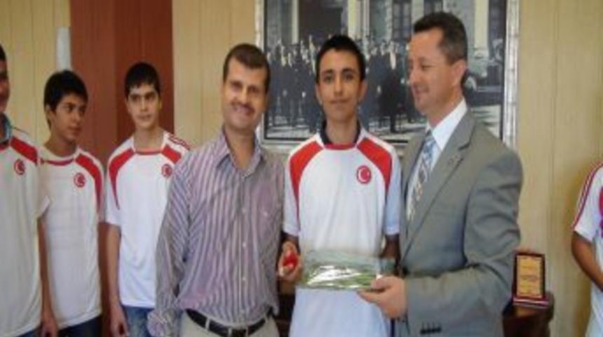 Kahramanmaraş Milli Eğitim M&uuml;d&uuml;rl&uuml;ğ&uuml;, okuma salonlarını &ouml;d&uuml;llendirdi