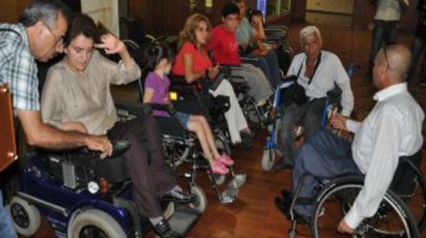 Gurbet&ccedil;ilerden Adana&rsquo;daki engellilere tekerlekli sandalye yardımı