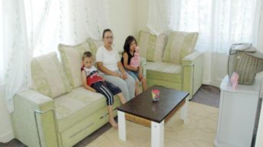 Belediye, yıkılmak &uuml;zere olan evde oturan ailenin imdadına yetişti