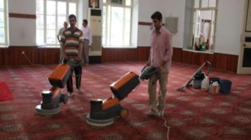 Adana'da camiler g&uuml;l suyu ile yıkanıyor