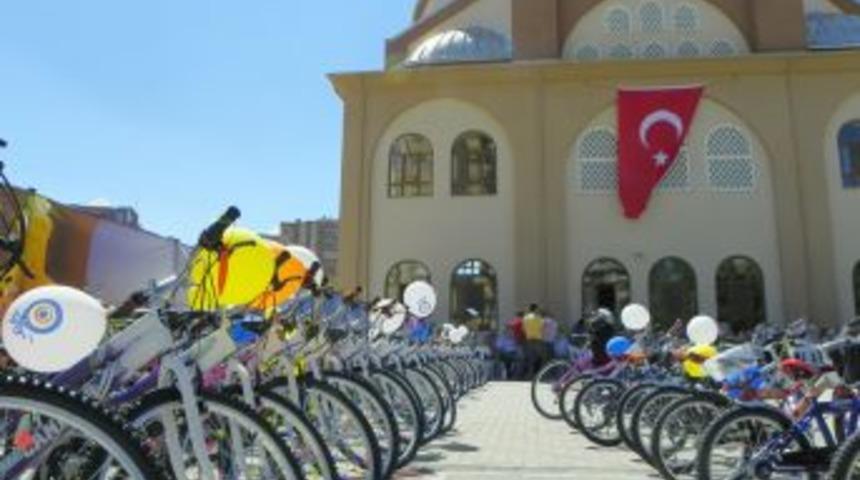 Yaz kursunda Kur'an &ouml;ğrenip bisiklet kazandılar