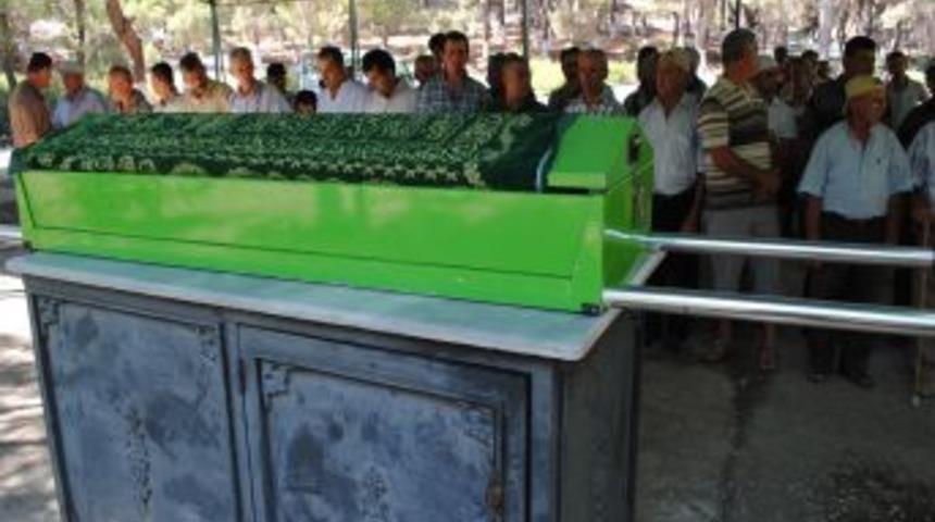 Babası iftarda yemek dağıtırken havuzda boğulan &ccedil;ocuk toprağa verildi