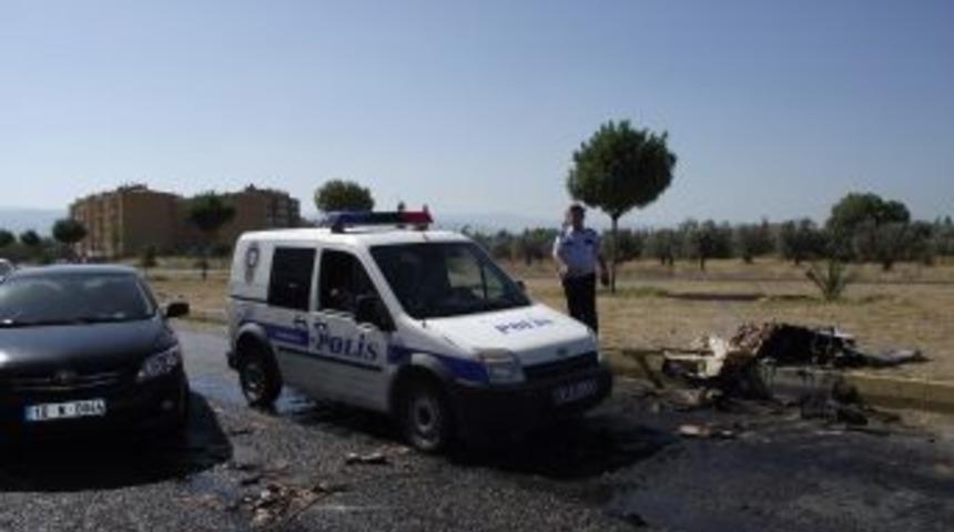 Yolda yanan koliler tehlike sa&ccedil;tı