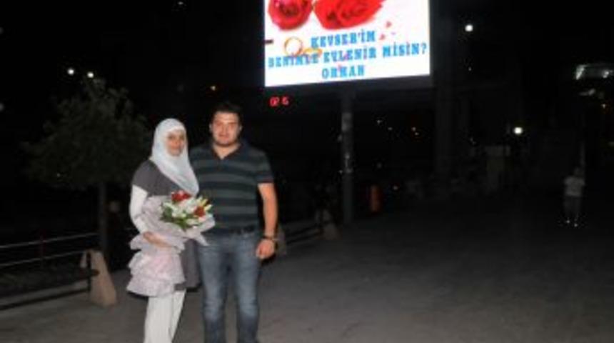 LED ekranda ilanlı evlilik teklifi