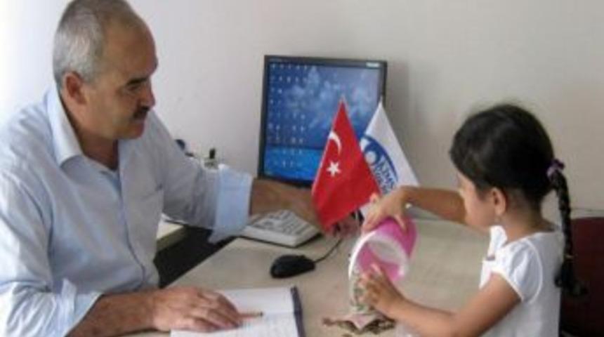 Kumbarasında biriktirdiği har&ccedil;lıklarını Somali&rsquo;ye g&ouml;nderdi