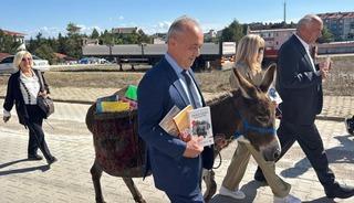 Eşeğiyle kitap taşıyor, k&ouml;y &ccedil;ocuklarının hayallerine ışık oluyor